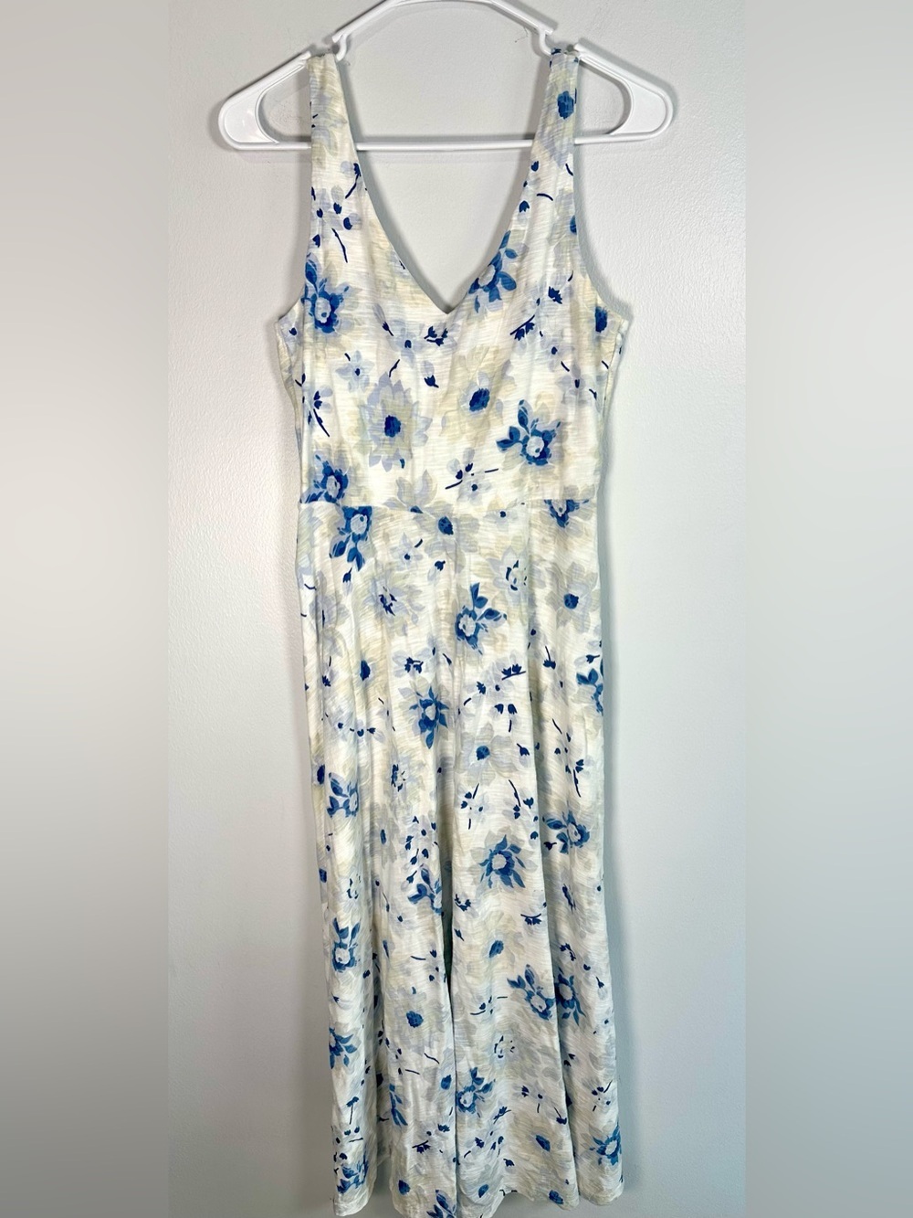 Chaps Sleeveless V-Neck Floral Maxi Dress in Blue and Cream Cottagecore Small